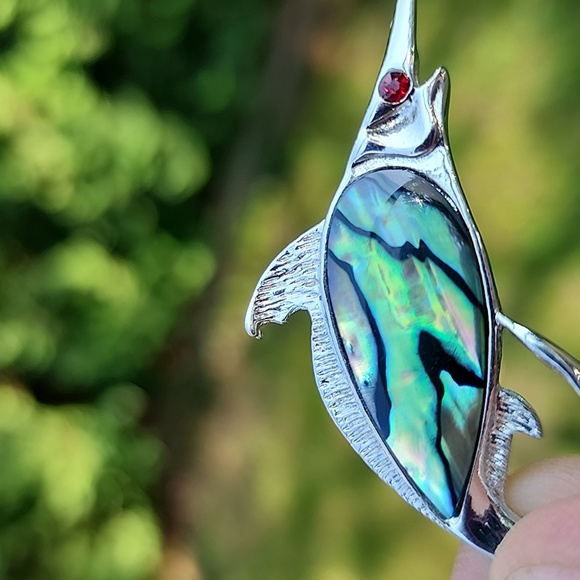 Vintage Ariki Paua Shell sword fish brooch - Picture 2 of 7